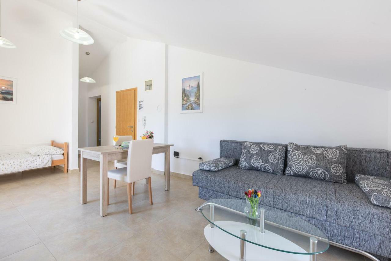 Apartments Nino Malinska Bagian luar foto