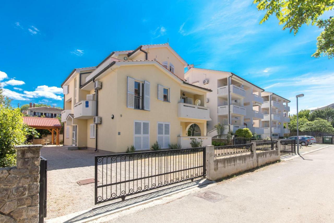 Apartments Nino Malinska Bagian luar foto