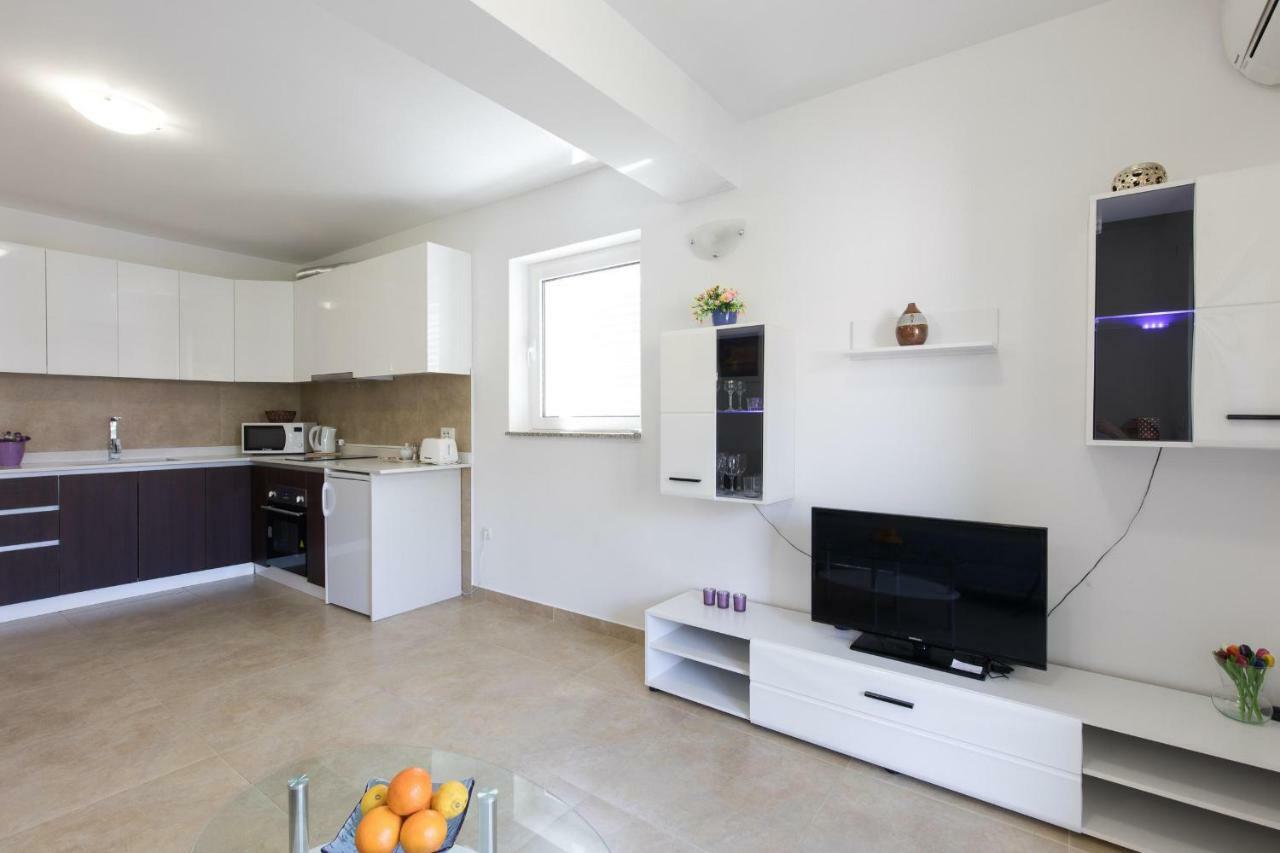 Apartments Nino Malinska Bagian luar foto
