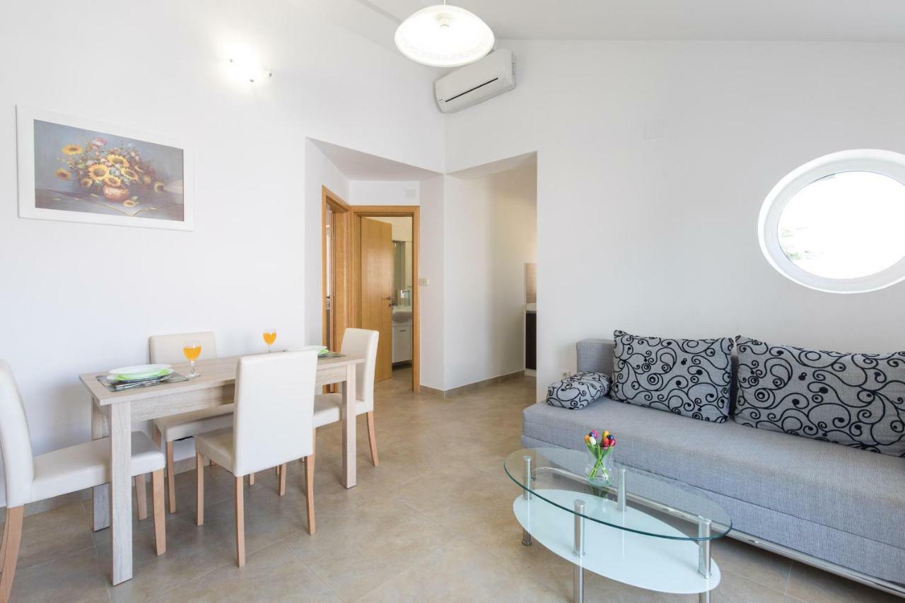 Apartments Nino Malinska Bagian luar foto