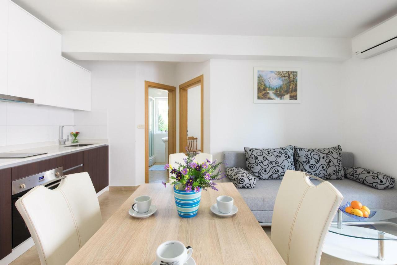 Apartments Nino Malinska Bagian luar foto