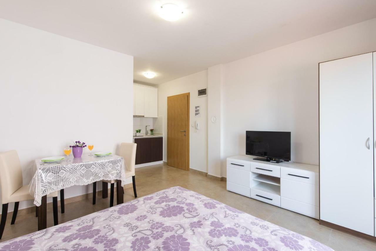Apartments Nino Malinska Bagian luar foto