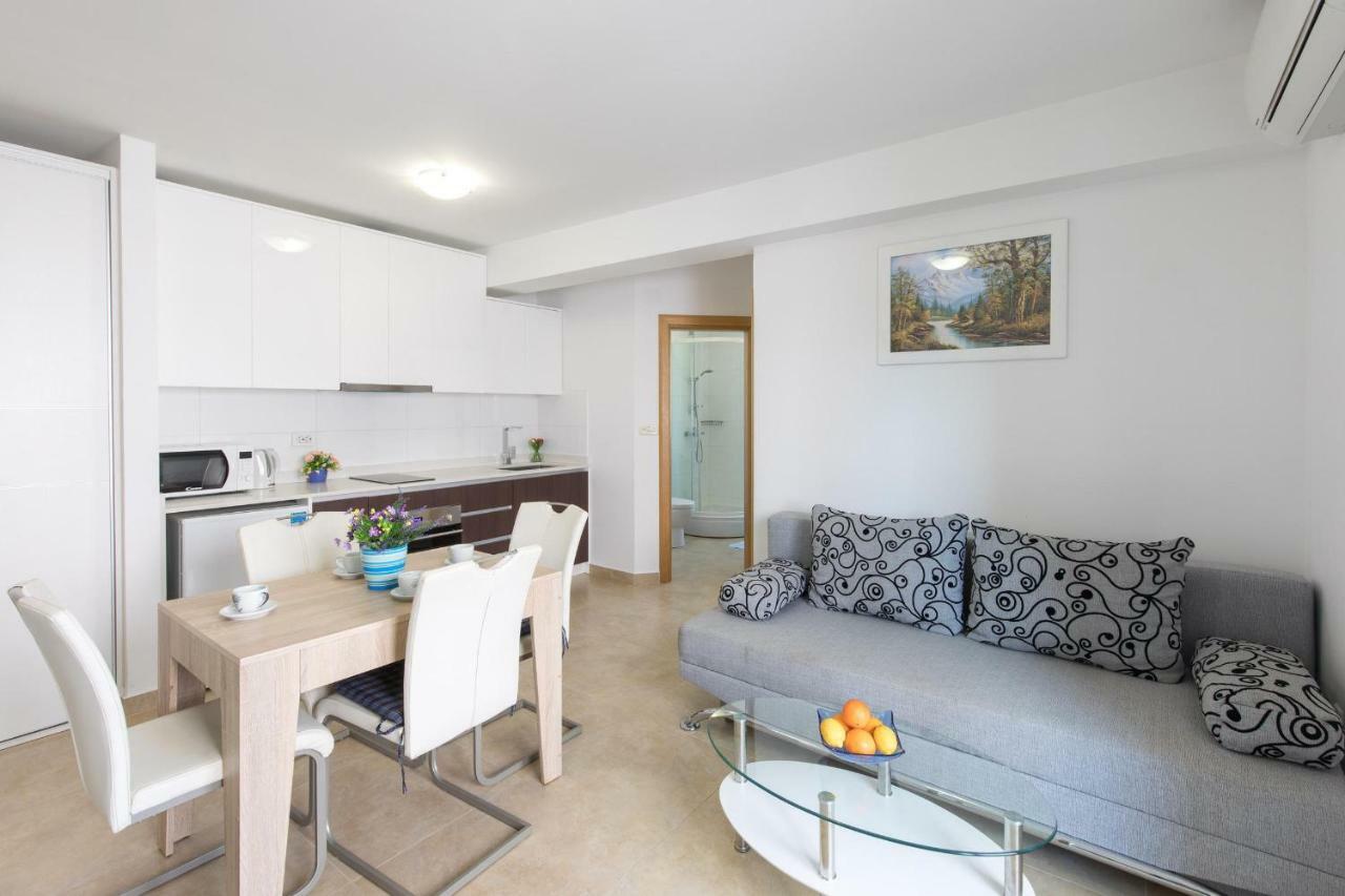 Apartments Nino Malinska Bagian luar foto