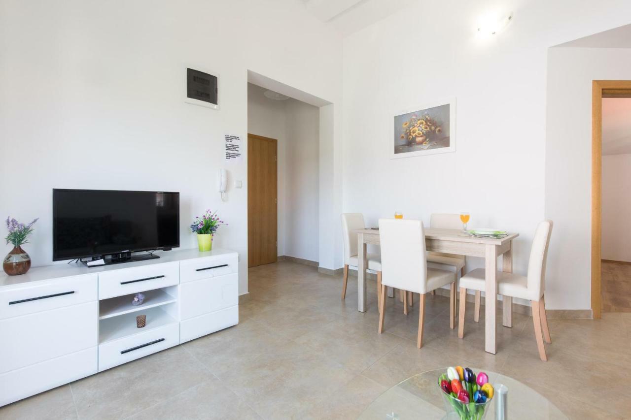 Apartments Nino Malinska Bagian luar foto